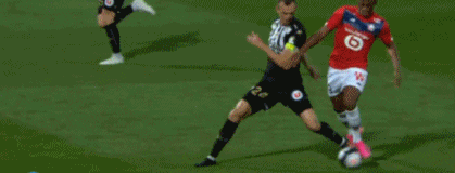 湖人晒詹姆斯步入球馆照：圣诞节的穿搭（湖人发布詹姆斯入场照：圣诞装扮抢镜）