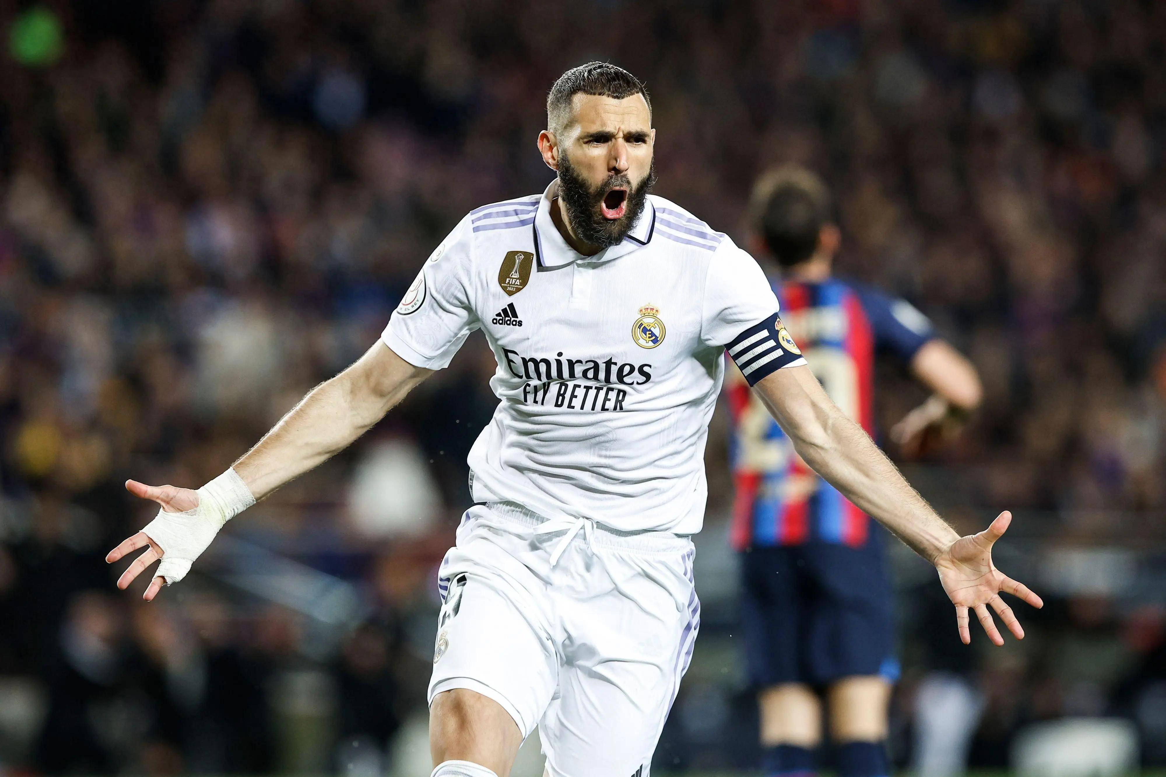 新老狼王对决！唐斯40+13吞惨败 华子38+4三分+4抢断飞翔庆祝（新旧狼王巅峰对决：唐斯40+13仍遭惨败，华子38分4记三分4抢断腾空庆祝）