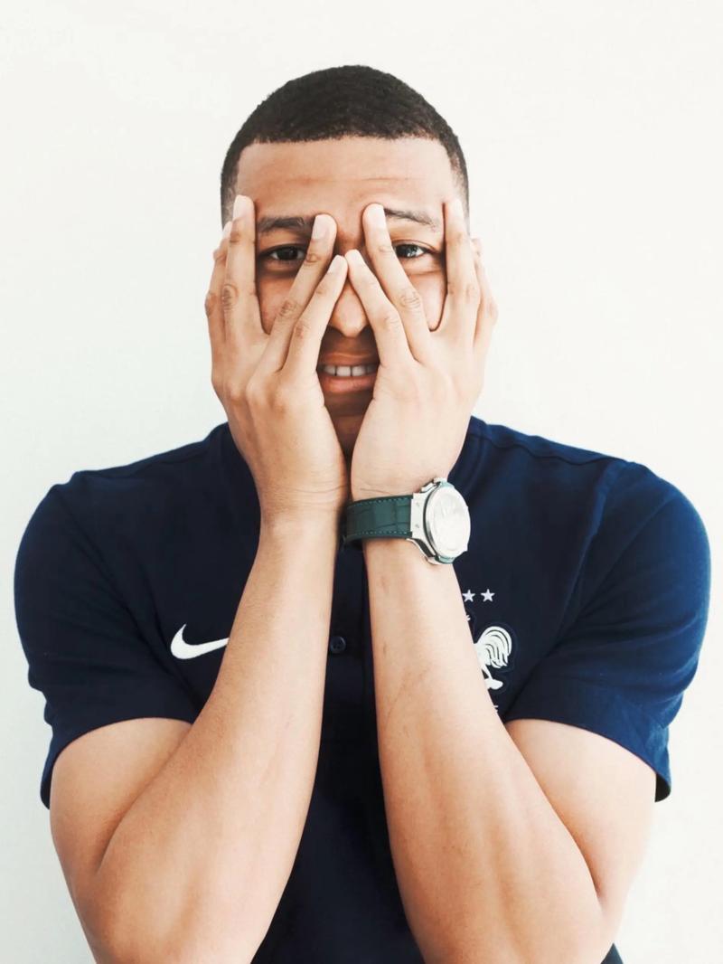 湖人vs太阳主裁：詹姆斯和裁判身体接触未发现违反体育道德的行为（湖人战太阳主裁判：詹姆斯与裁判的身体接触未构成违反体育道德）